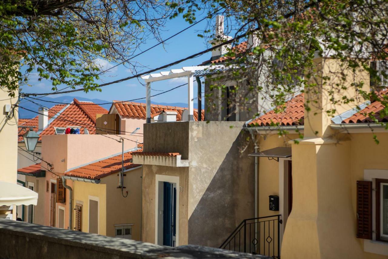 Апартаменты Little House In Baska Экстерьер фото