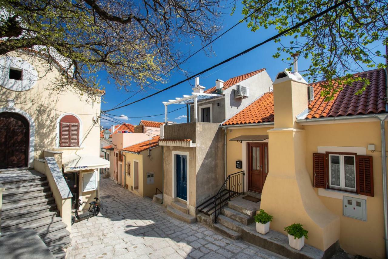 Апартаменты Little House In Baska Экстерьер фото